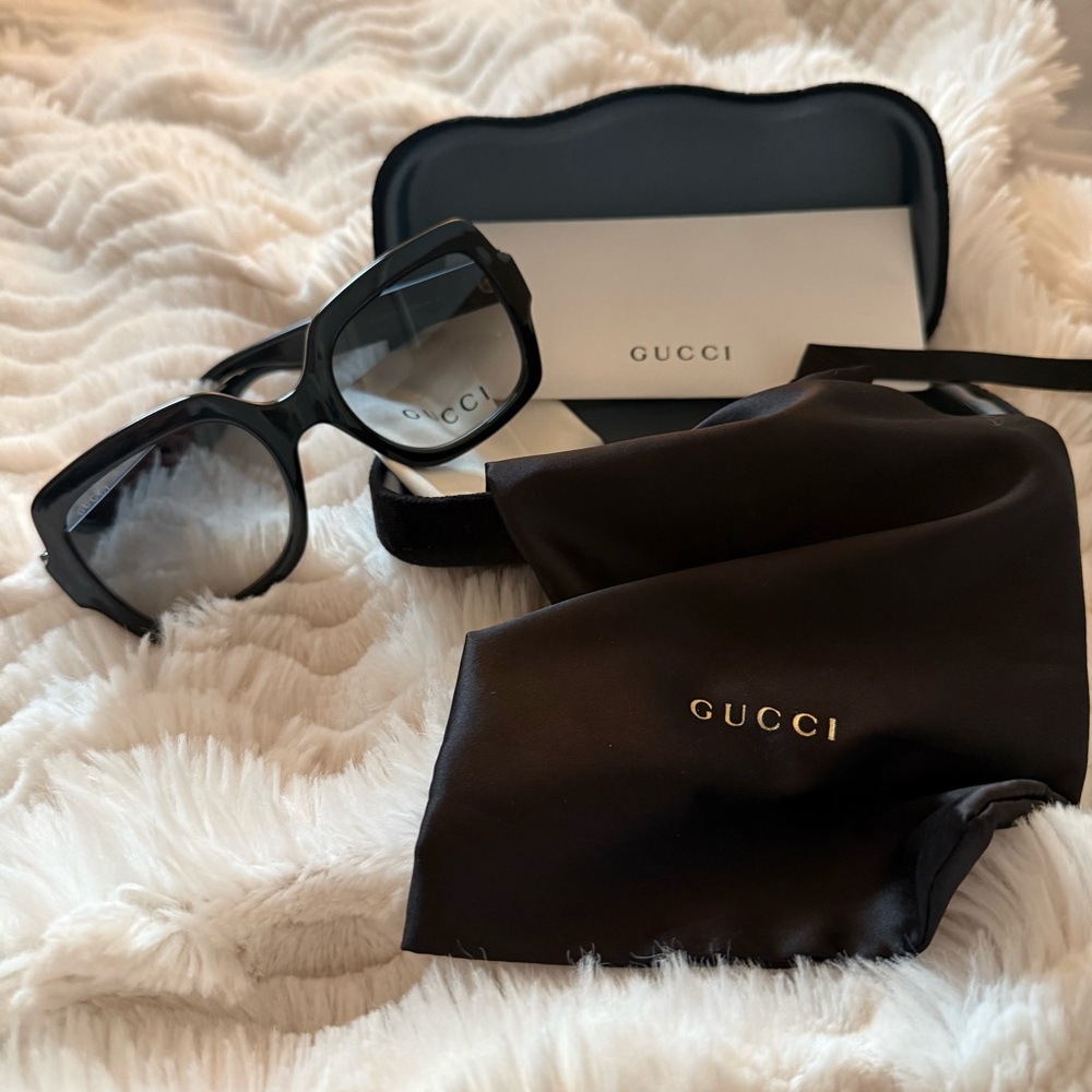 NWT Gucci Elegant Black Sunglasses